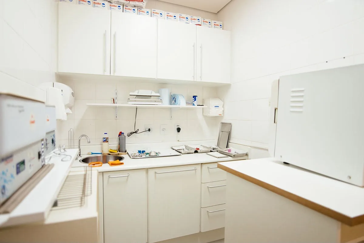 Central de esterilização da clínica, com autoclave e instrumental organizado