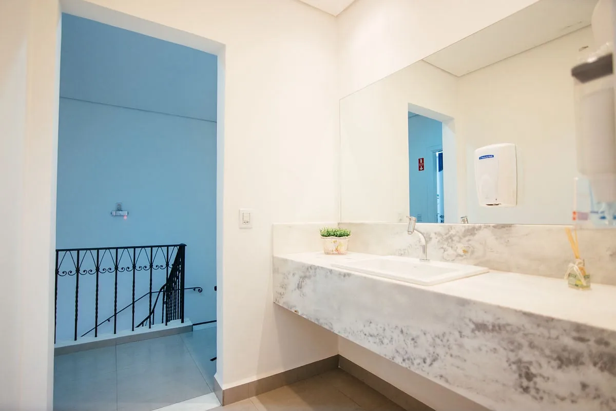 Lavabo da Clínica Laser Link, com bancada em mármore e dispensers