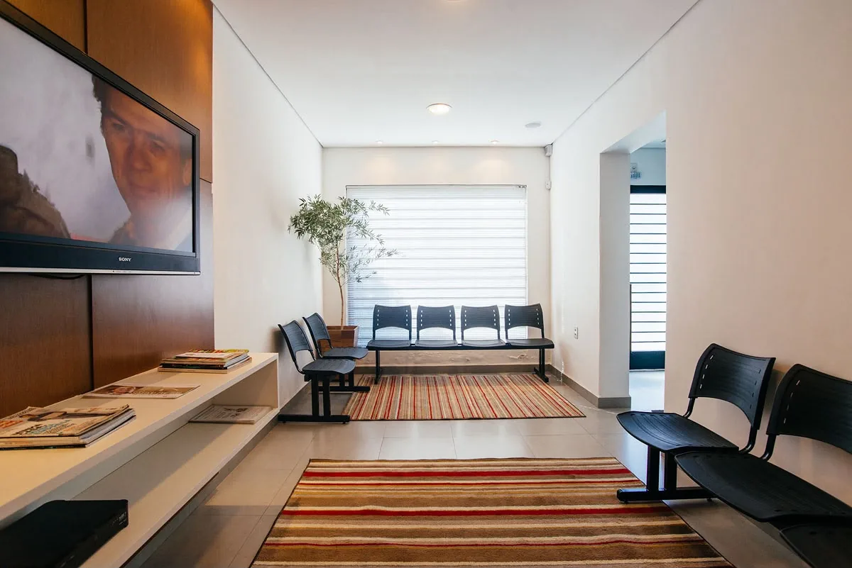 Sala de espera da Clínica Laser Link, com poltronas e ambiente climatizado