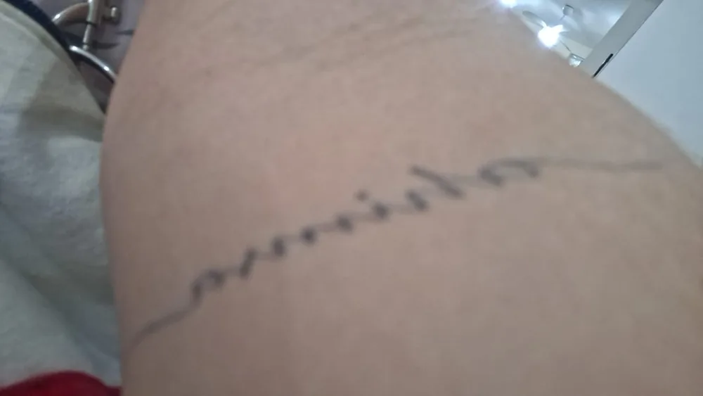 Tatuagem em letra cursiva antes do tratamento